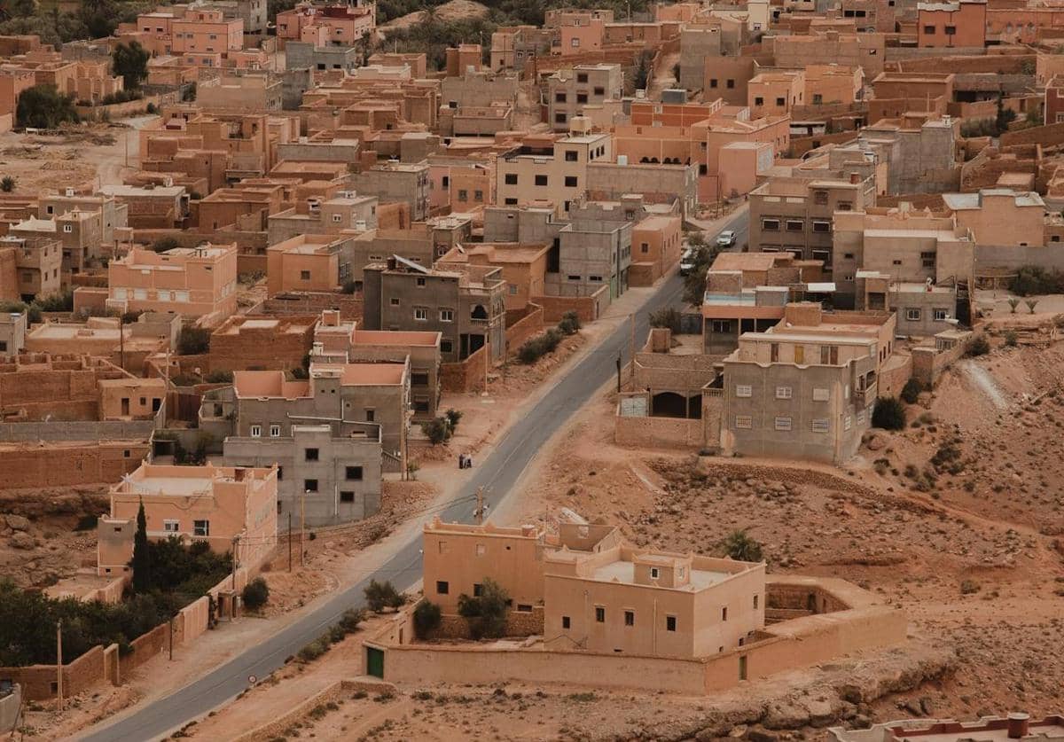 Pemukiman berdiri di daerah perbukitan gersang.