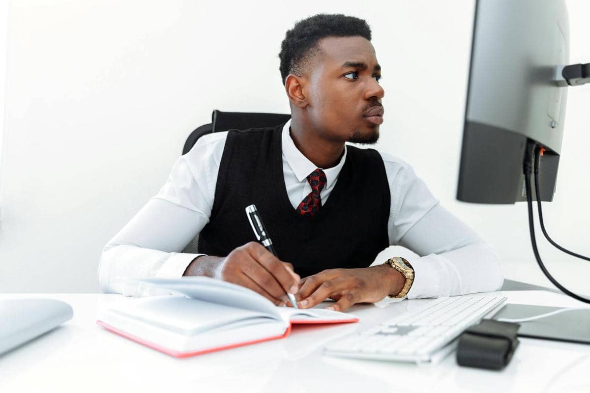 Seorang laki-laki sedang bekerja.