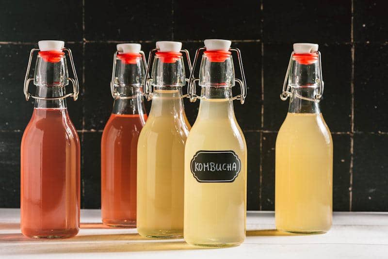 Ilustrasi kombucha rumahan sebagai gambaran minuman teh fermentasi yang dapat dibuat sendiri di rumah.