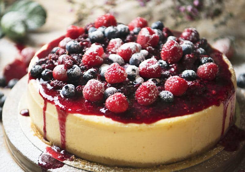 ilustrasi cheesecake strawberry dan blueberry