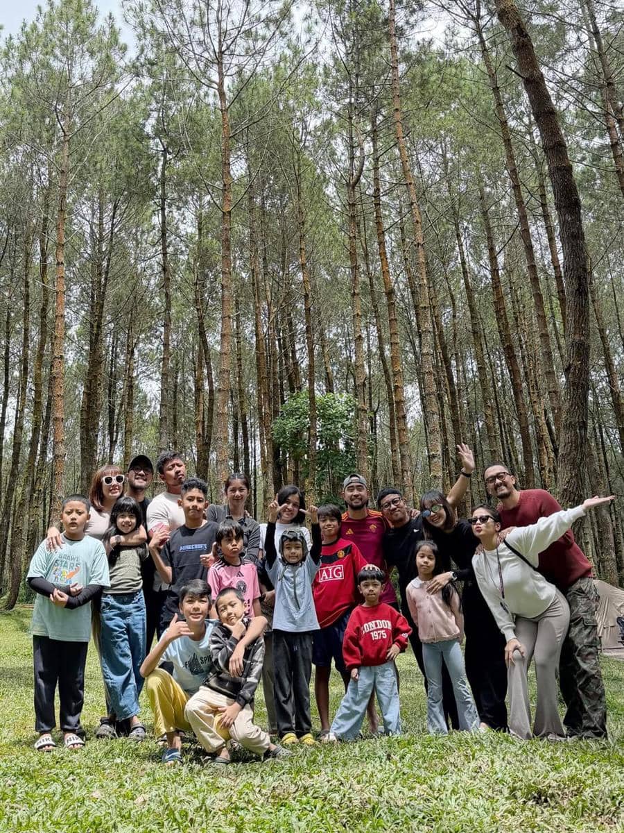 Uus dan keluarga glamping di Lembang.
