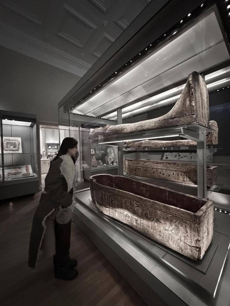 Ghea Youbi saat mengunjungi museum Fitzwilliam di Cambridge.