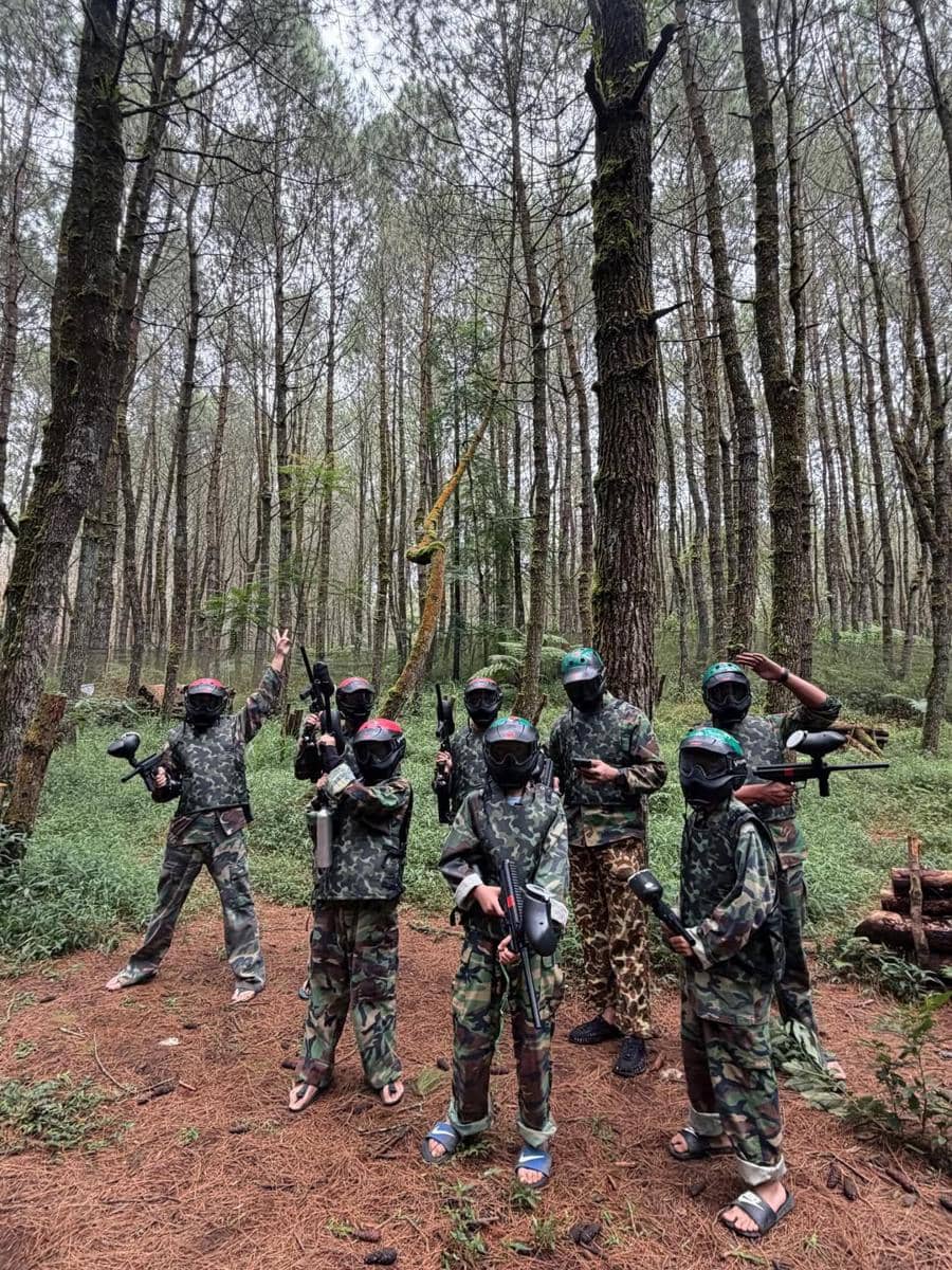 Uus dan keluarga glamping di Lembang.