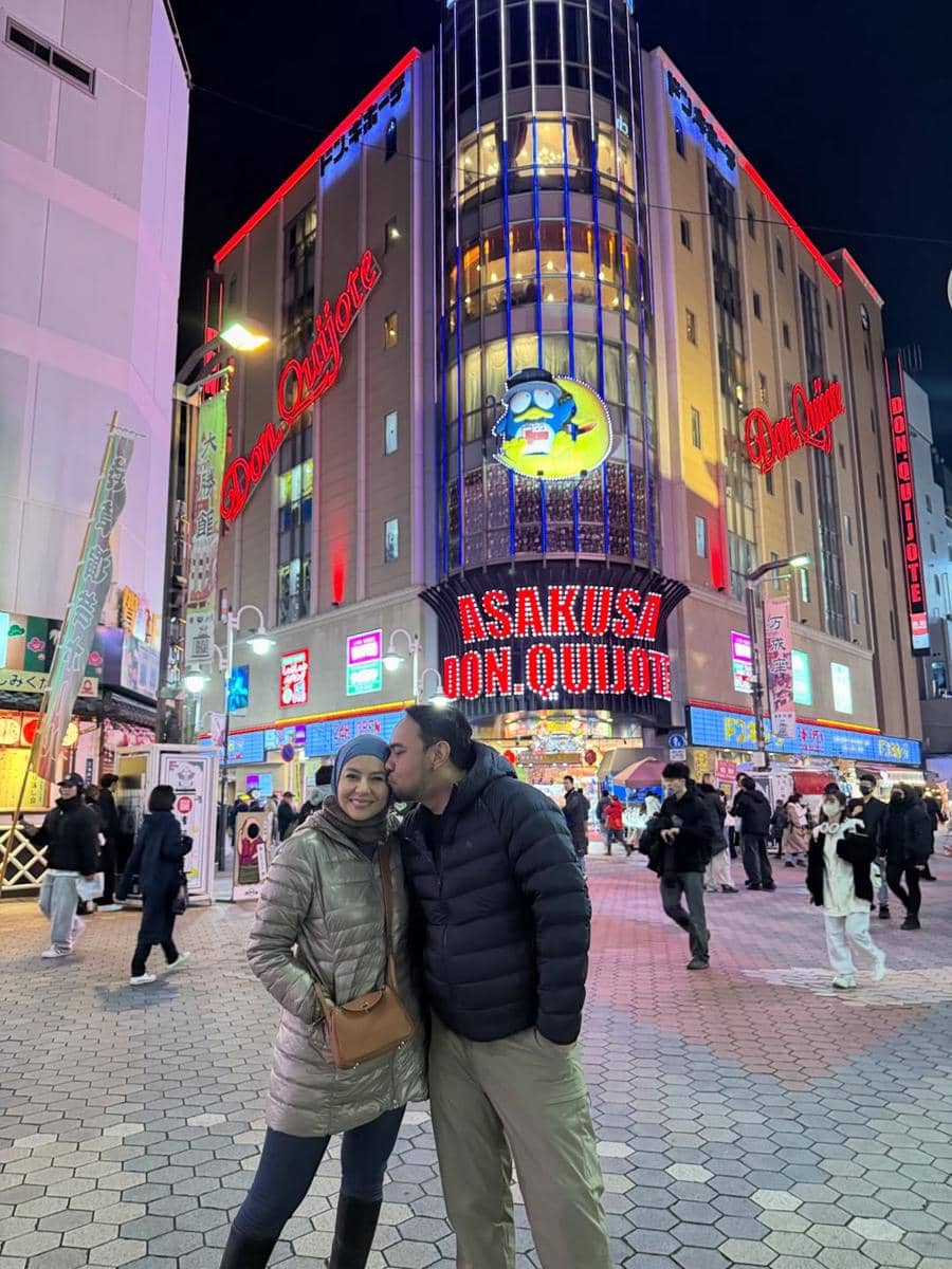 Keluarga Meisya Siregar jalan-jalan di Kuil Sensoji, Tokyo