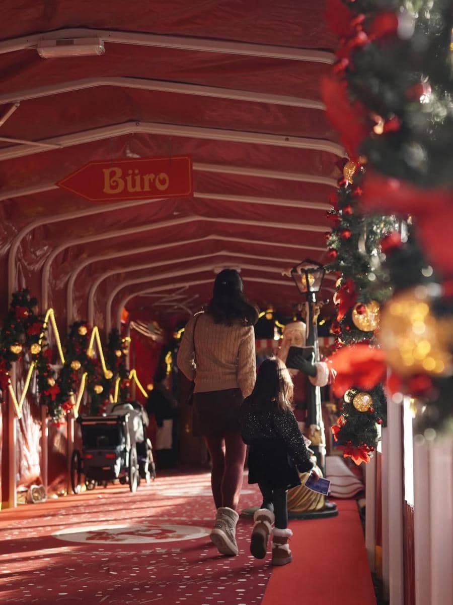 Shandy Aulia dan Claire nonton sirkus di Zurich.