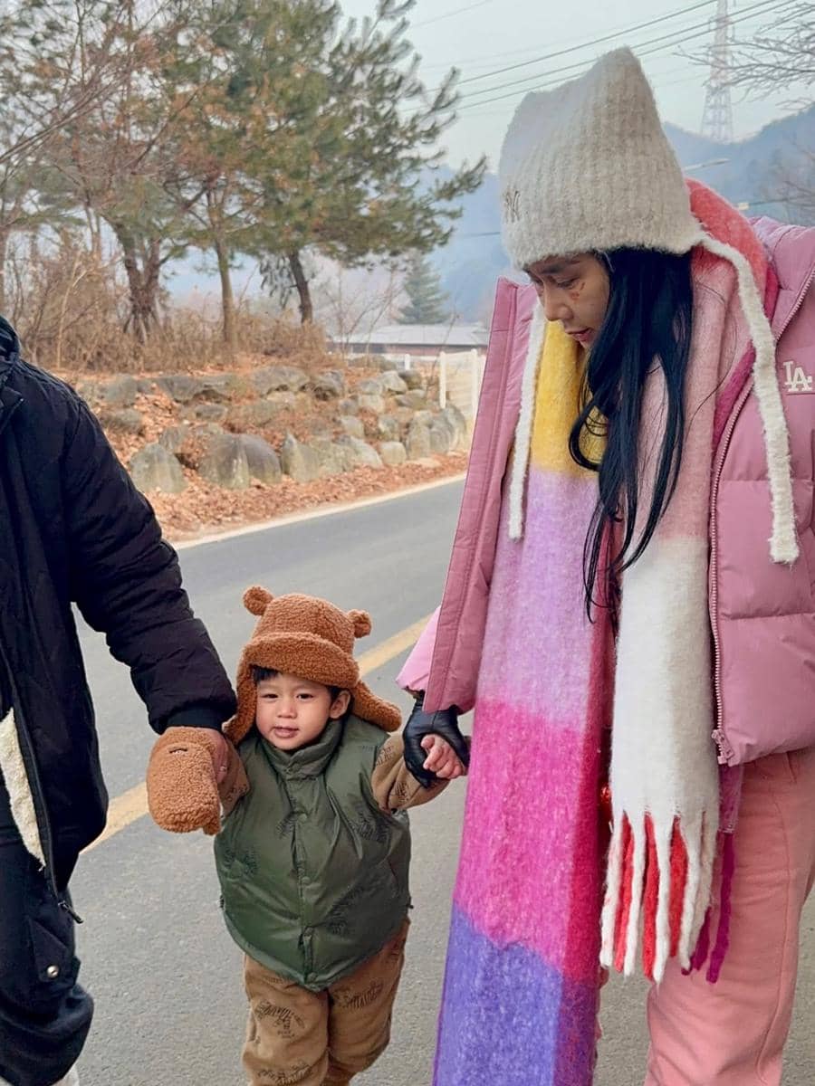 Denise Chariesta jalan-jalan di Eobi Ice Valley.