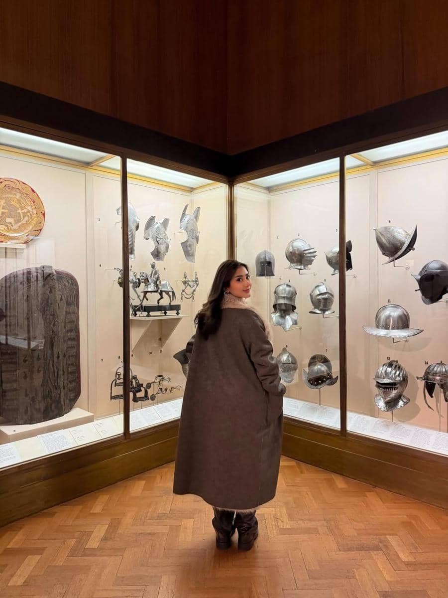 Ghea Youbi saat mengunjungi museum Fitzwilliam di Cambridge.