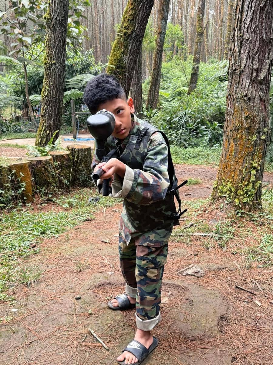 Uus dan keluarga glamping di Lembang.