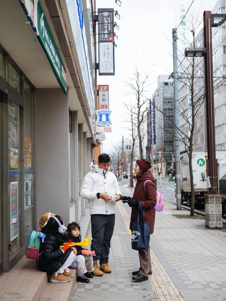 Surya Insomnia dan keluarga menikmati liburan di Sapporo.