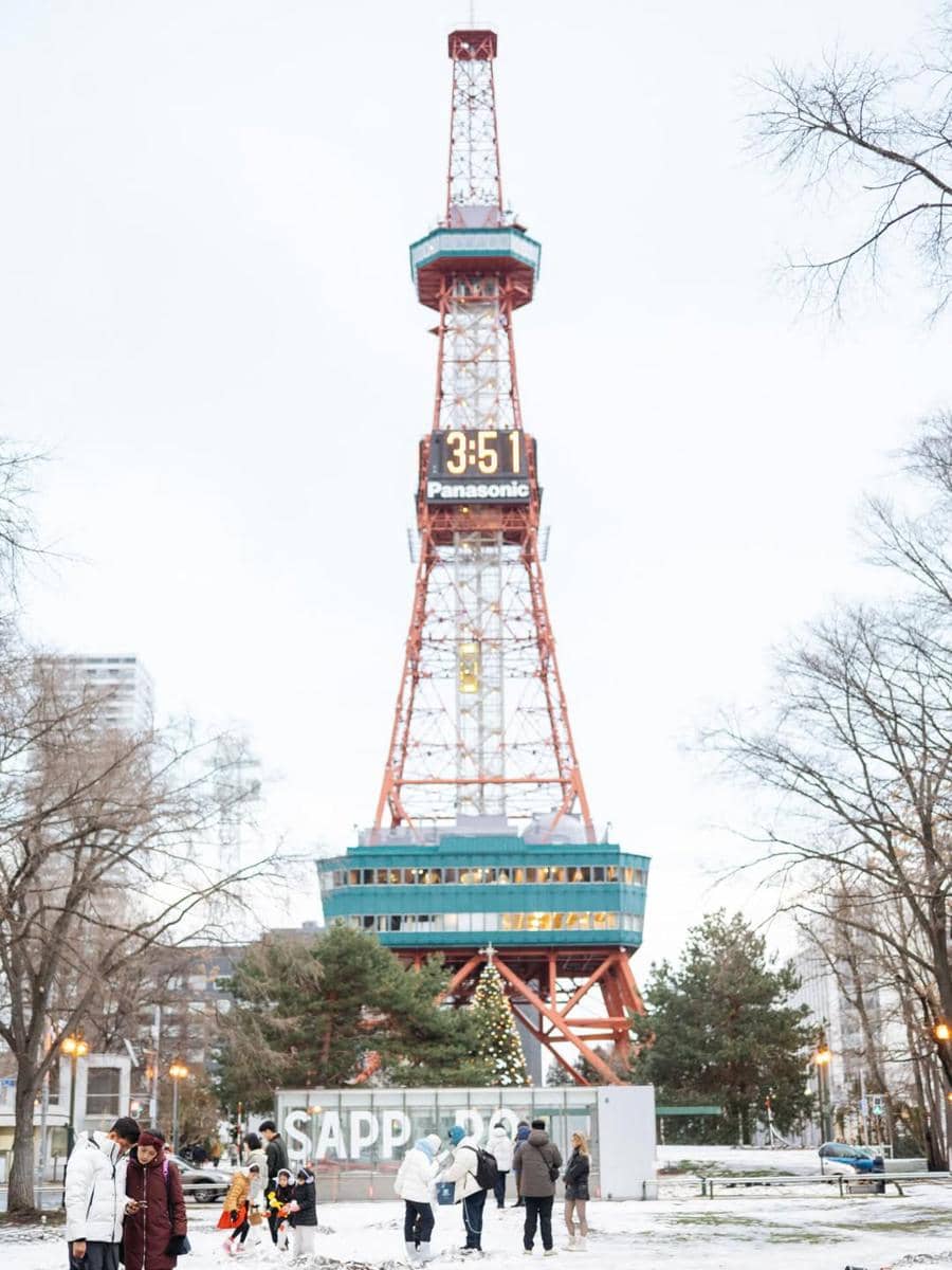 Surya Insomnia dan keluarga menikmati liburan di Sapporo.