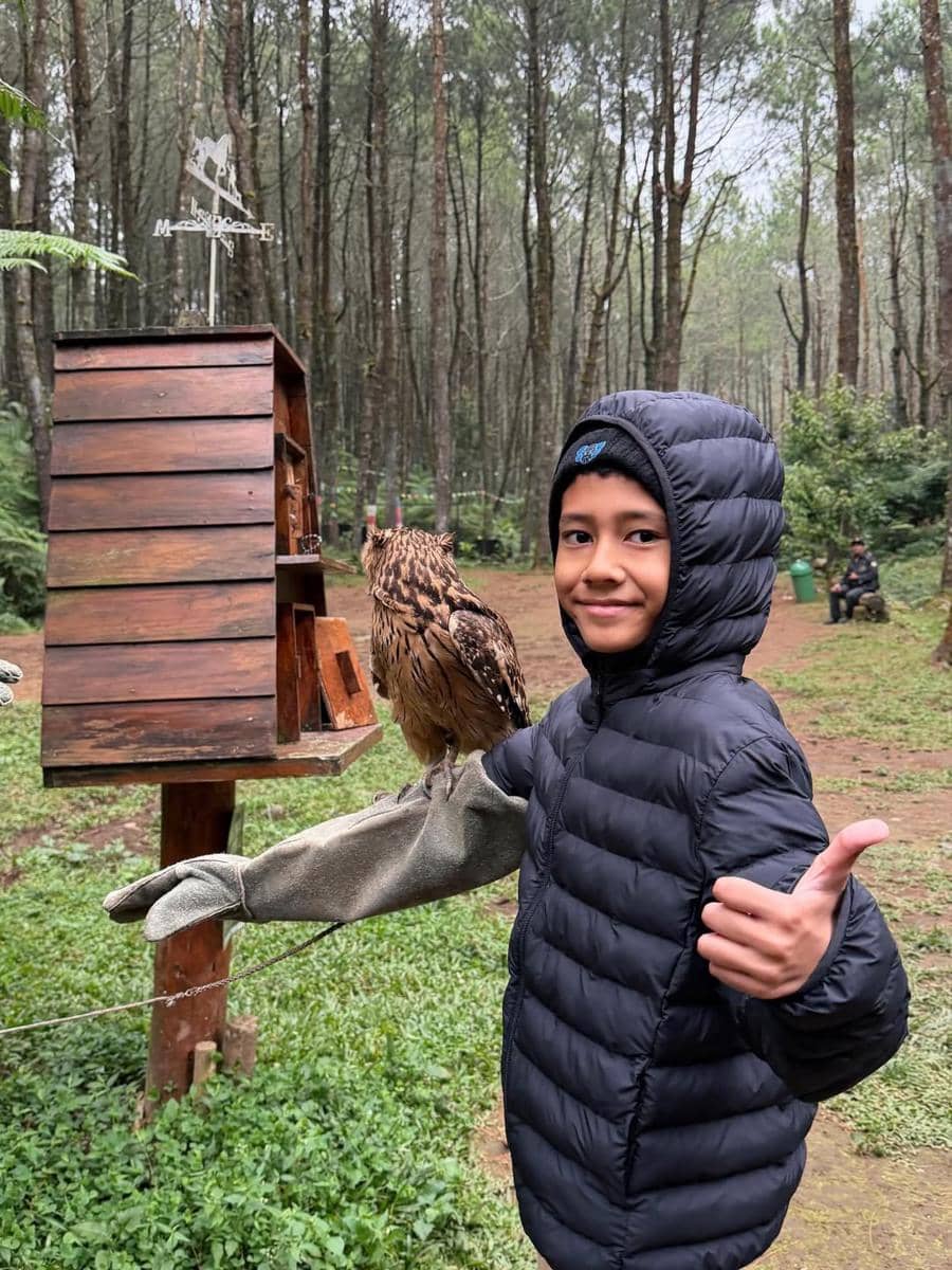Uus dan keluarga glamping di Lembang.