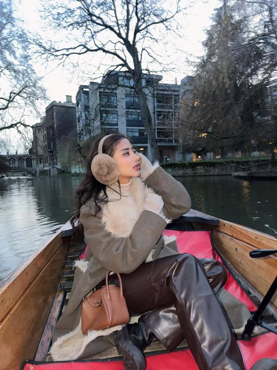 Ghea Youbi saat mengunjungi museum Fitzwilliam di Cambridge.