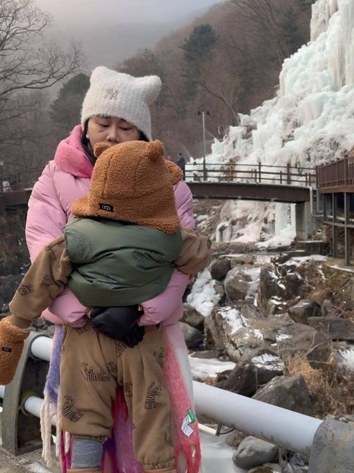 Denise Chariesta jalan-jalan di Eobi Ice Valley.