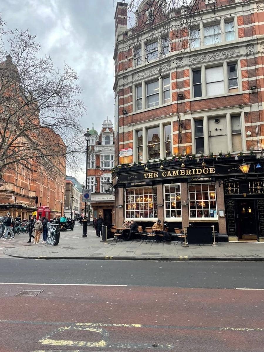 Ghea Youbi saat mengunjungi museum Fitzwilliam di Cambridge.