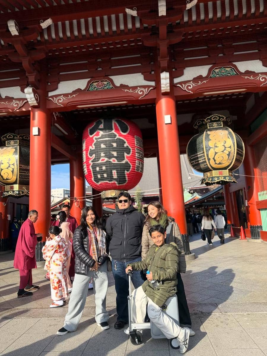 Keluarga Meisya Siregar jalan-jalan di Kuil Sensoji, Tokyo