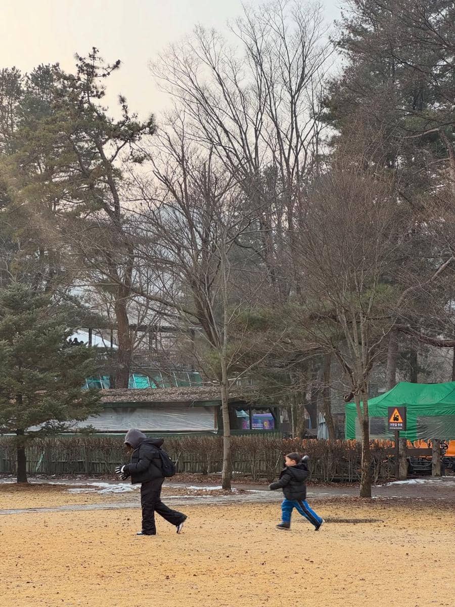 Keluarga Zaskia Adya Mecca jalan-jalan di Pulau Nami.