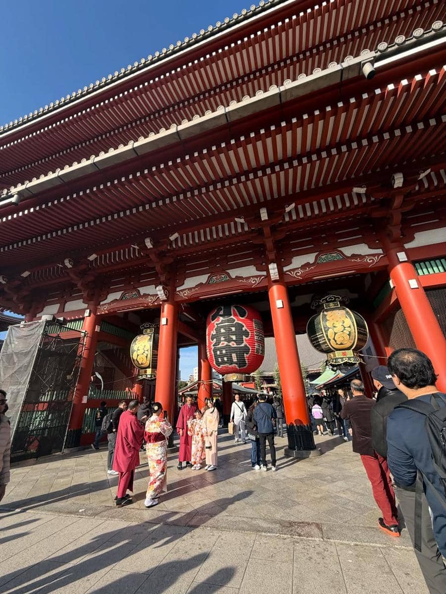 Keluarga Meisya Siregar jalan-jalan di Kuil Sensoji, Tokyo