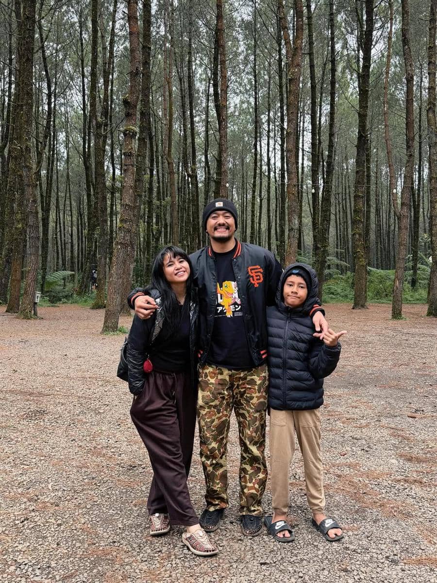 Uus dan keluarga glamping di Lembang.