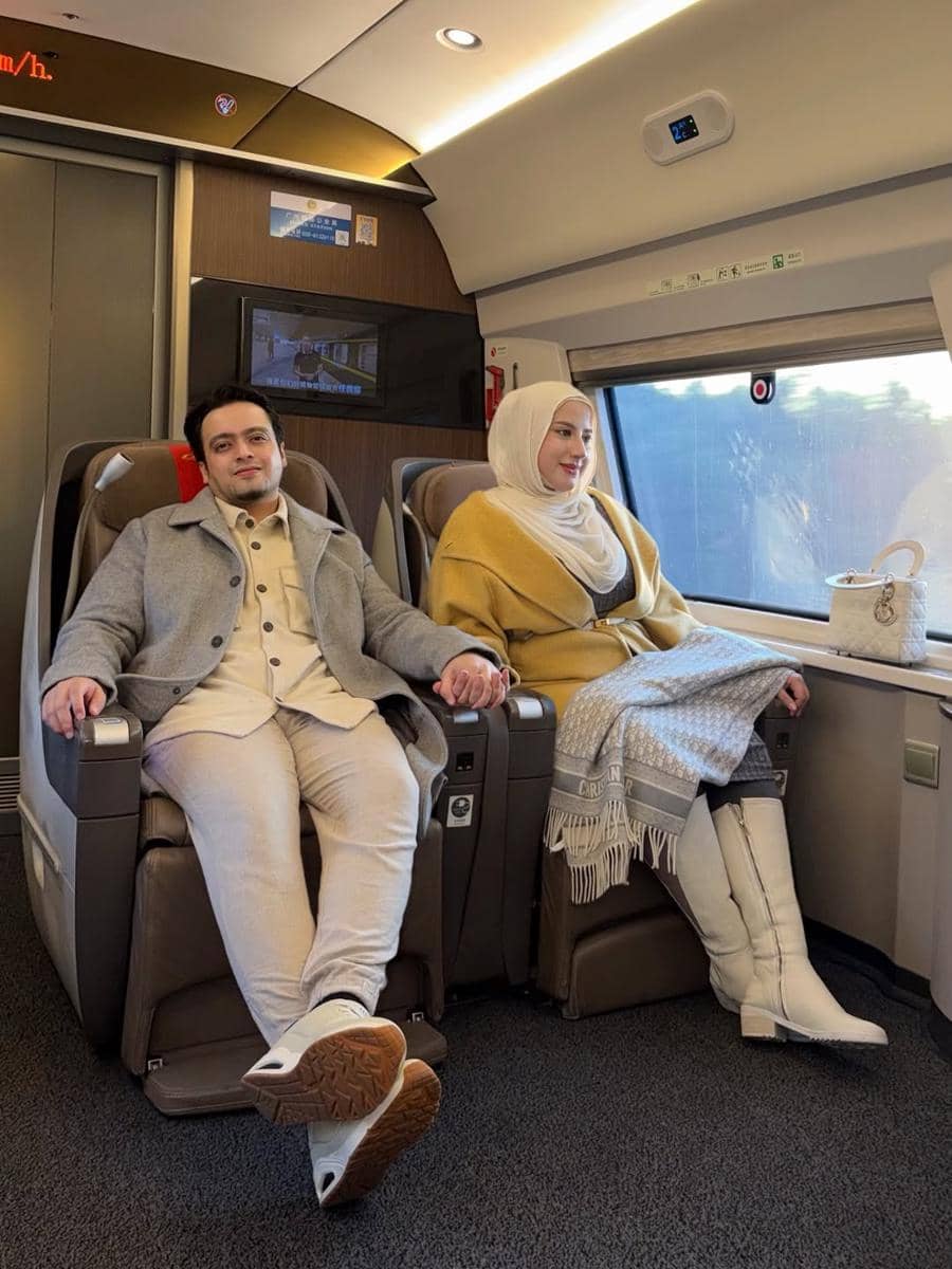 Tasyi Athasyia naik kereta bisnis dari Guangzhou ke Shanghai.