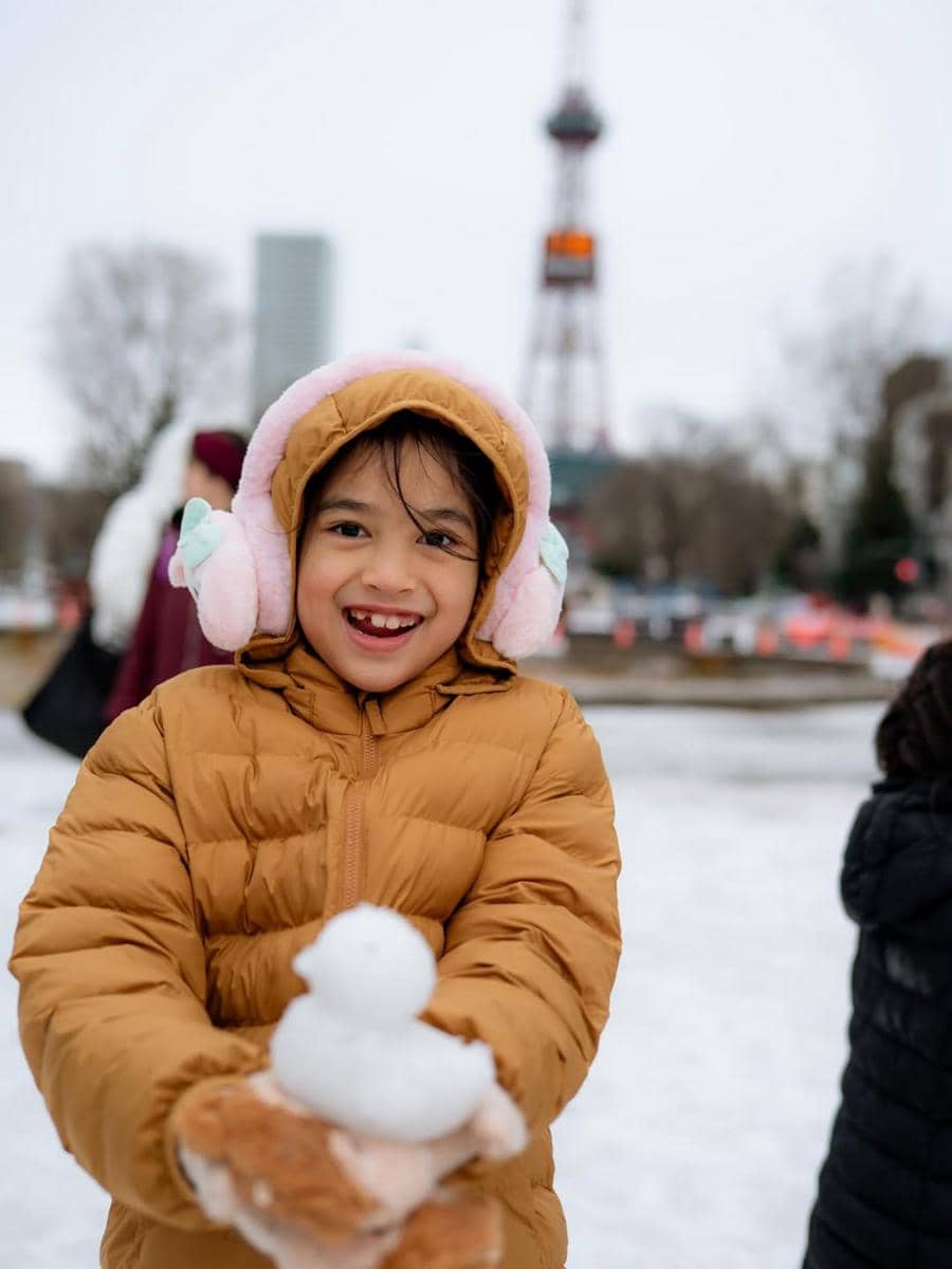 Surya Insomnia dan keluarga menikmati liburan di Sapporo.