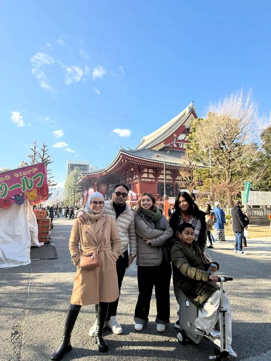Keluarga Meisya Siregar jalan-jalan di Kuil Sensoji, Tokyo