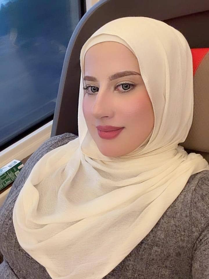 Tasyi Athasyia naik kereta bisnis dari Guangzhou ke Shanghai.