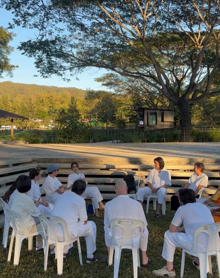 Cinta Laura ikut meditasi di Thailand.