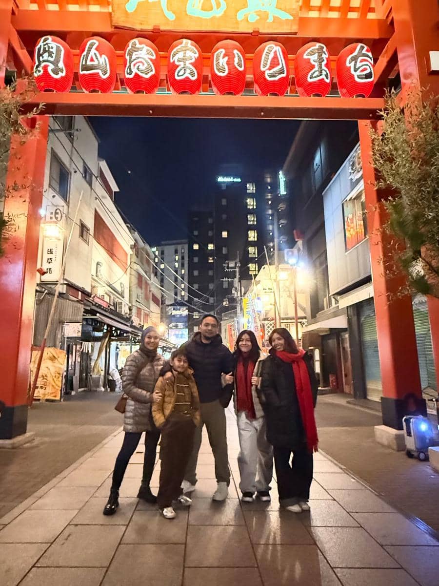 Keluarga Meisya Siregar jalan-jalan di Kuil Sensoji, Tokyo