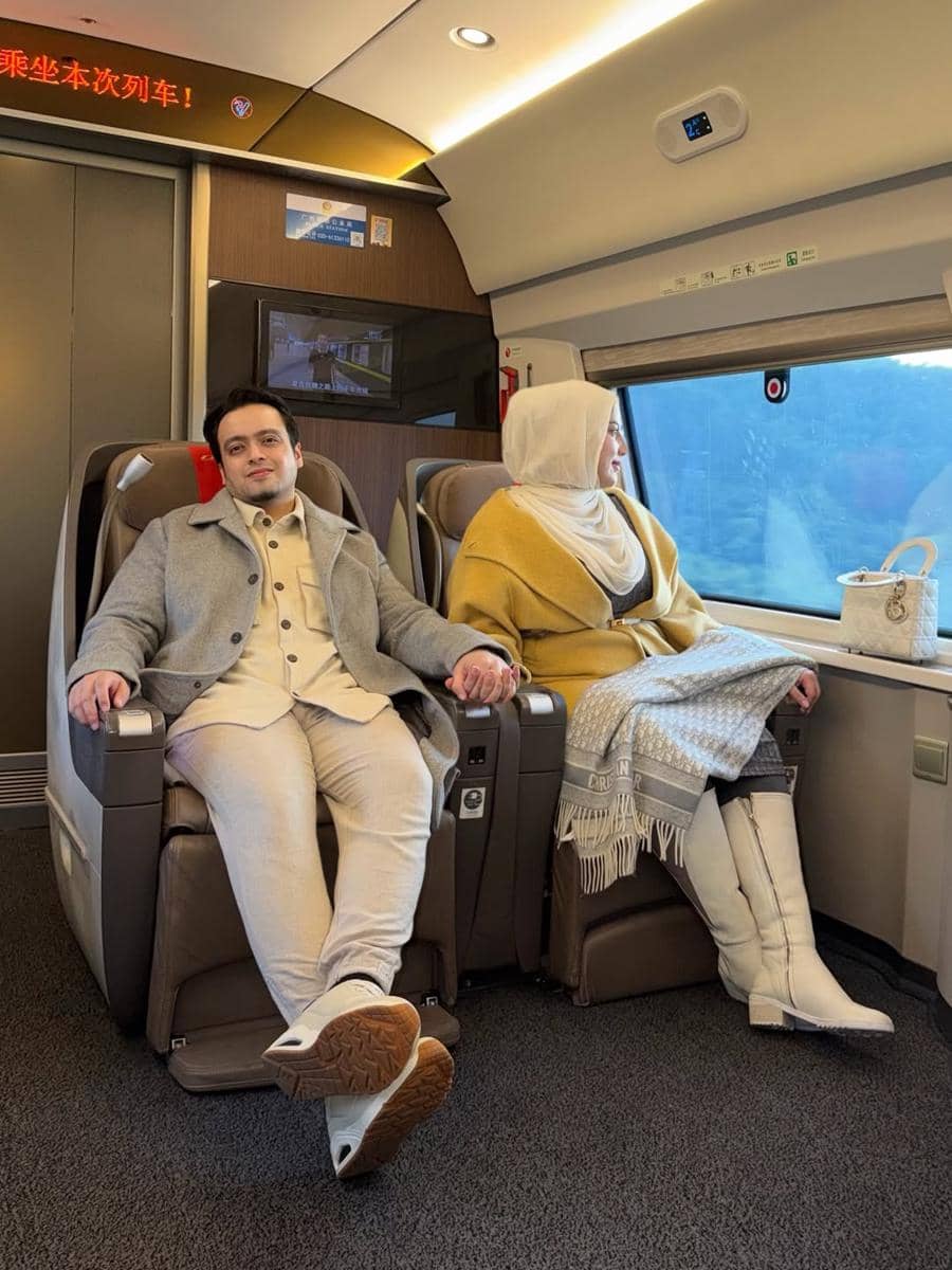 Tasyi Athasyia naik kereta bisnis dari Guangzhou ke Shanghai.