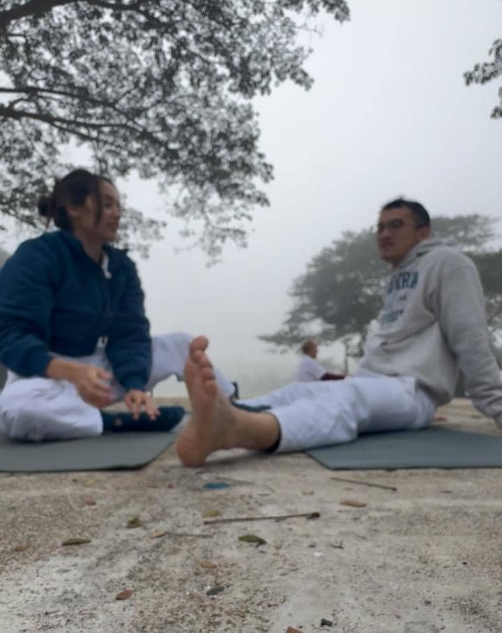 Cinta Laura ikut meditasi di Thailand.