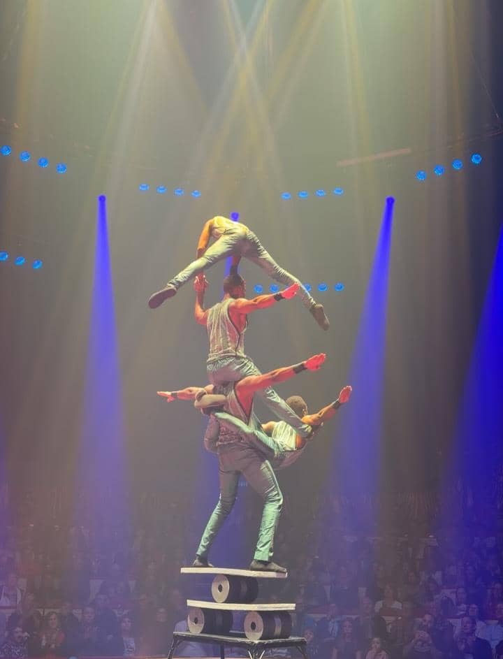 Shandy Aulia dan Claire nonton sirkus di Zurich.