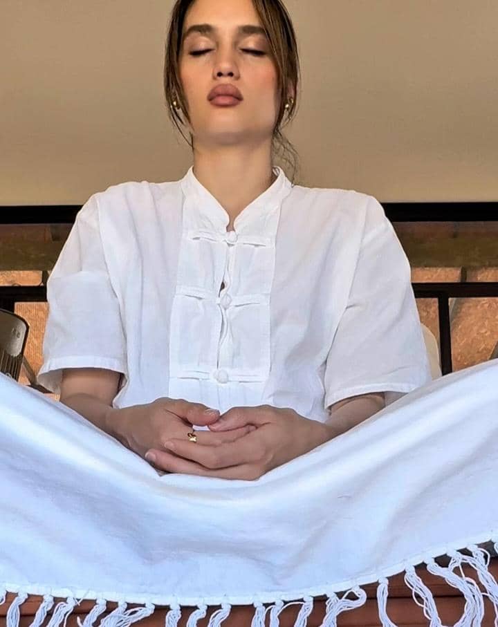 Cinta Laura ikut meditasi di Thailand.