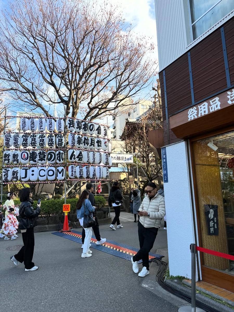 Keluarga Meisya Siregar jalan-jalan di Kuil Sensoji, Tokyo