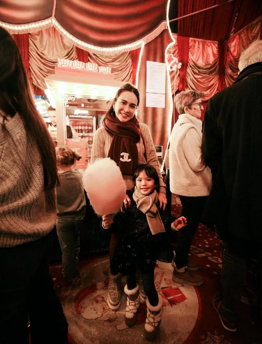 Shandy Aulia dan Claire nonton sirkus di Zurich.