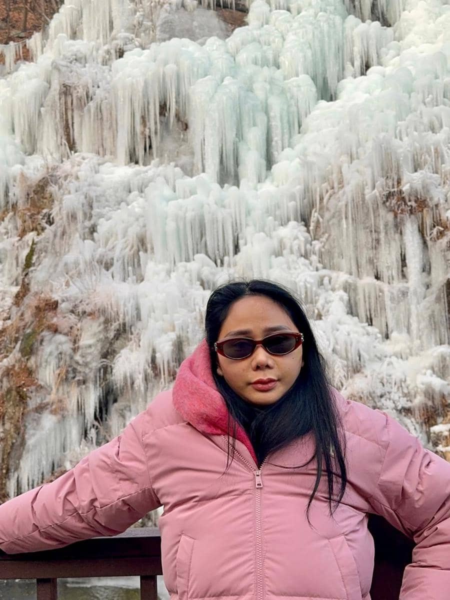 Denise Chariesta jalan-jalan di Eobi Ice Valley.