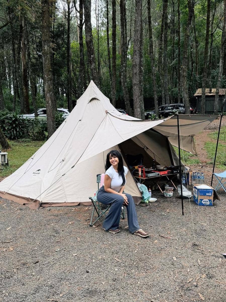 Uus dan keluarga glamping di Lembang.