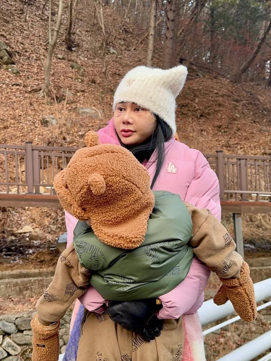 Denise Chariesta jalan-jalan di Eobi Ice Valley.