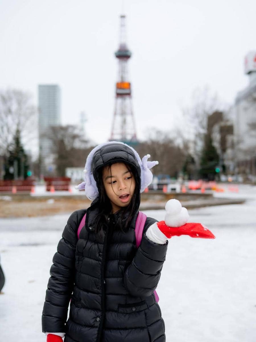 Surya Insomnia dan keluarga menikmati liburan di Sapporo.
