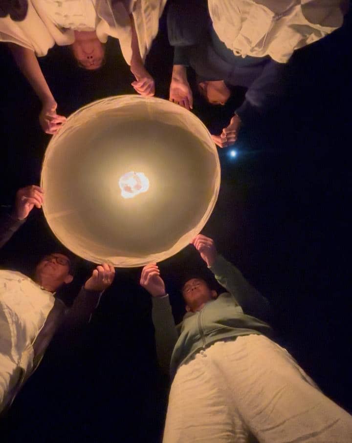 Cinta Laura ikut meditasi di Thailand.