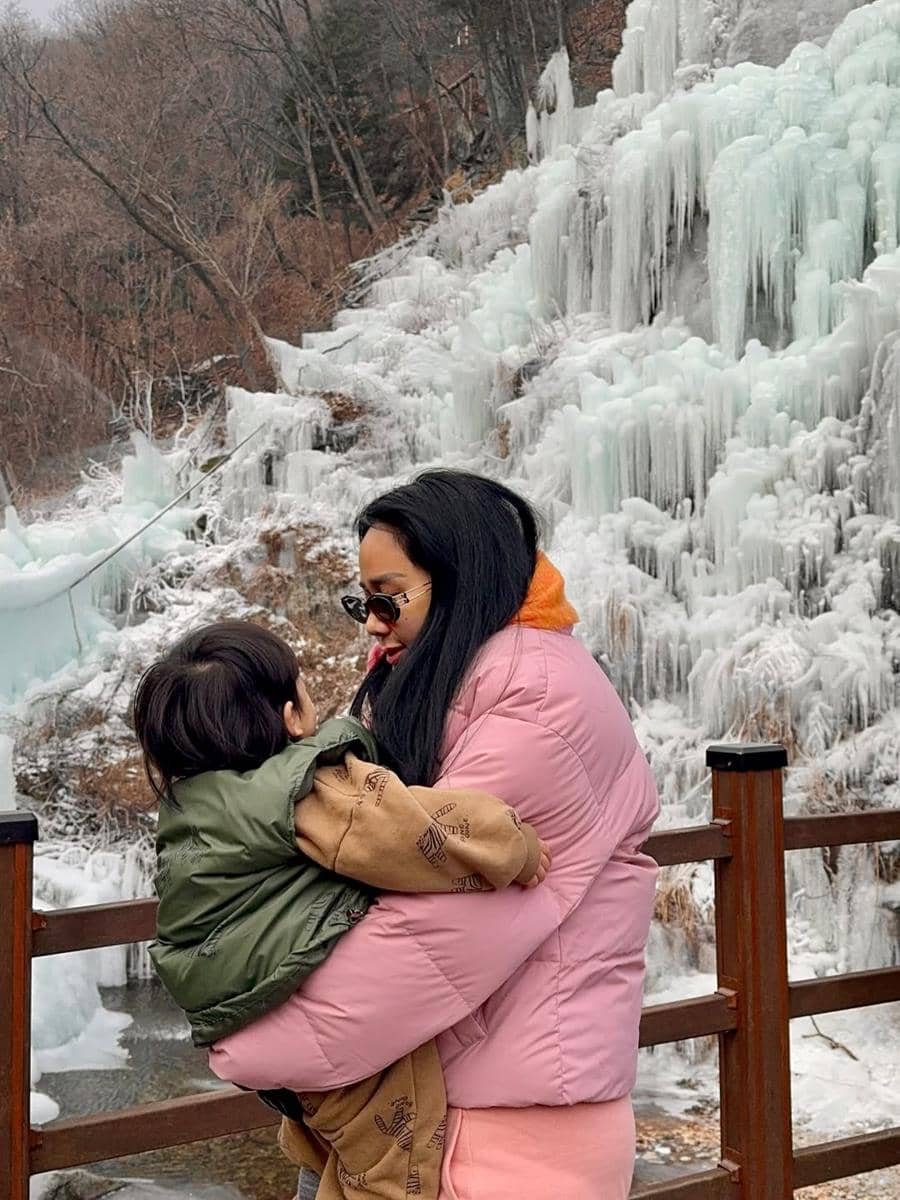 Denise Chariesta jalan-jalan di Eobi Ice Valley.