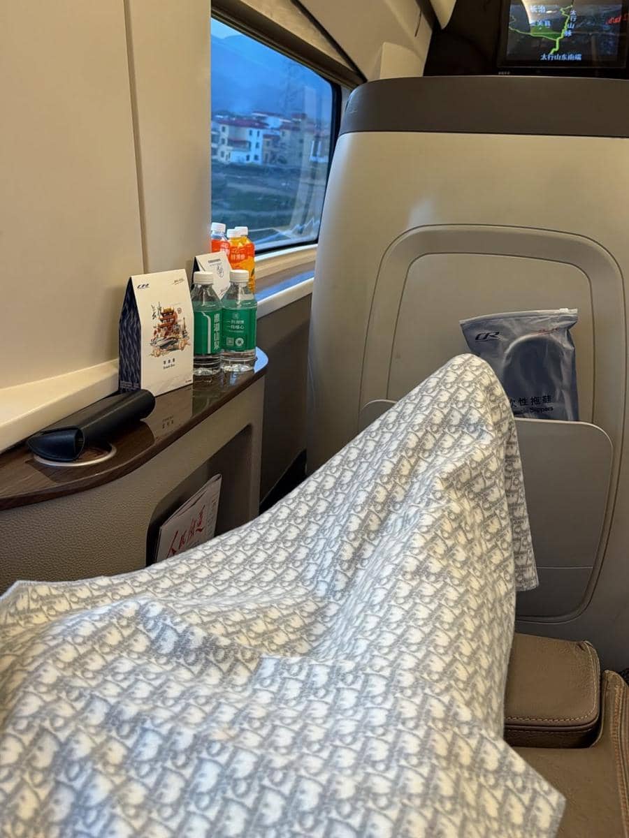 Tasyi Athasyia naik kereta bisnis dari Guangzhou ke Shanghai.