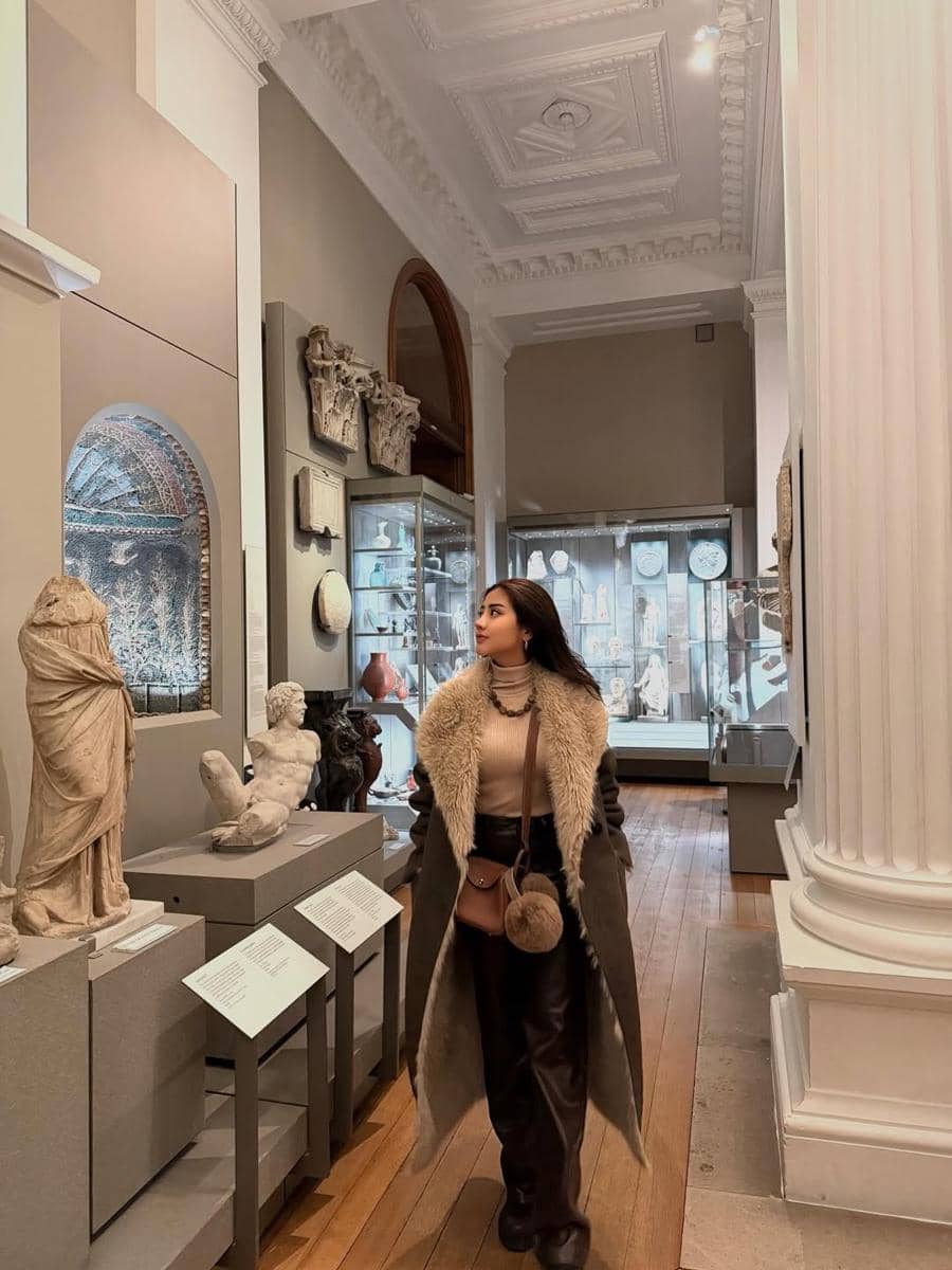 Ghea Youbi saat mengunjungi museum Fitzwilliam di Cambridge.