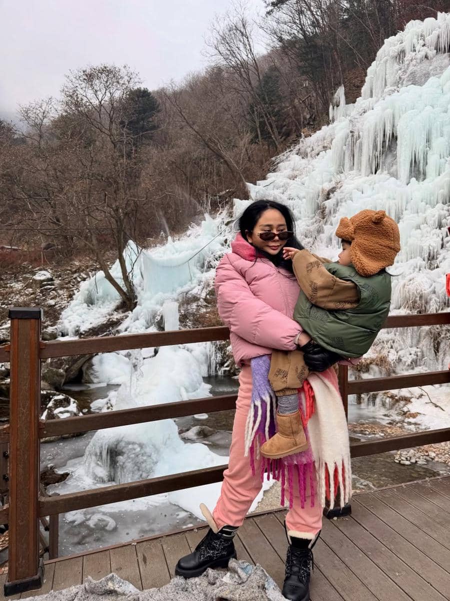 Denise Chariesta jalan-jalan di Eobi Ice Valley.