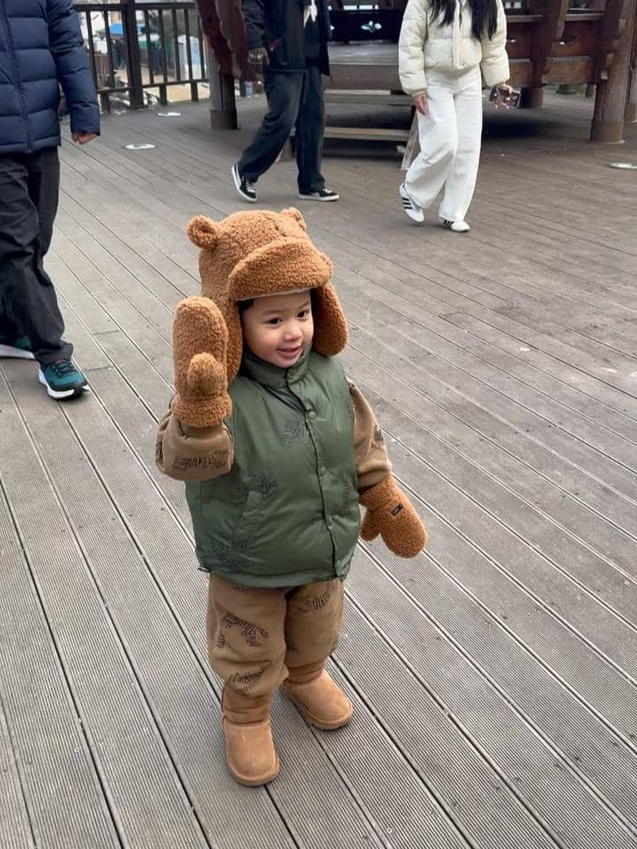 Denise Chariesta jalan-jalan di Eobi Ice Valley.