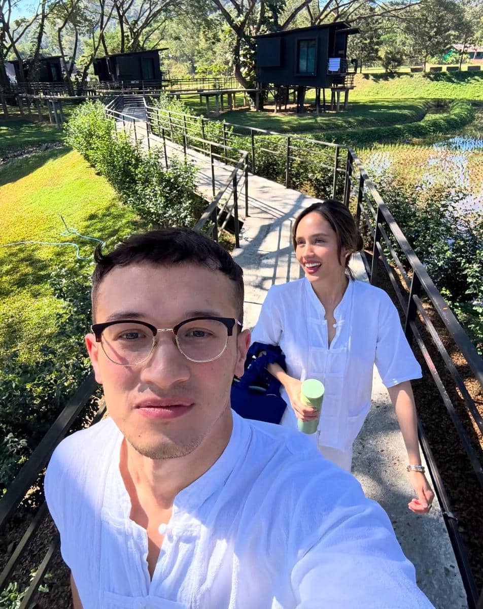 Cinta Laura ikut meditasi di Thailand.