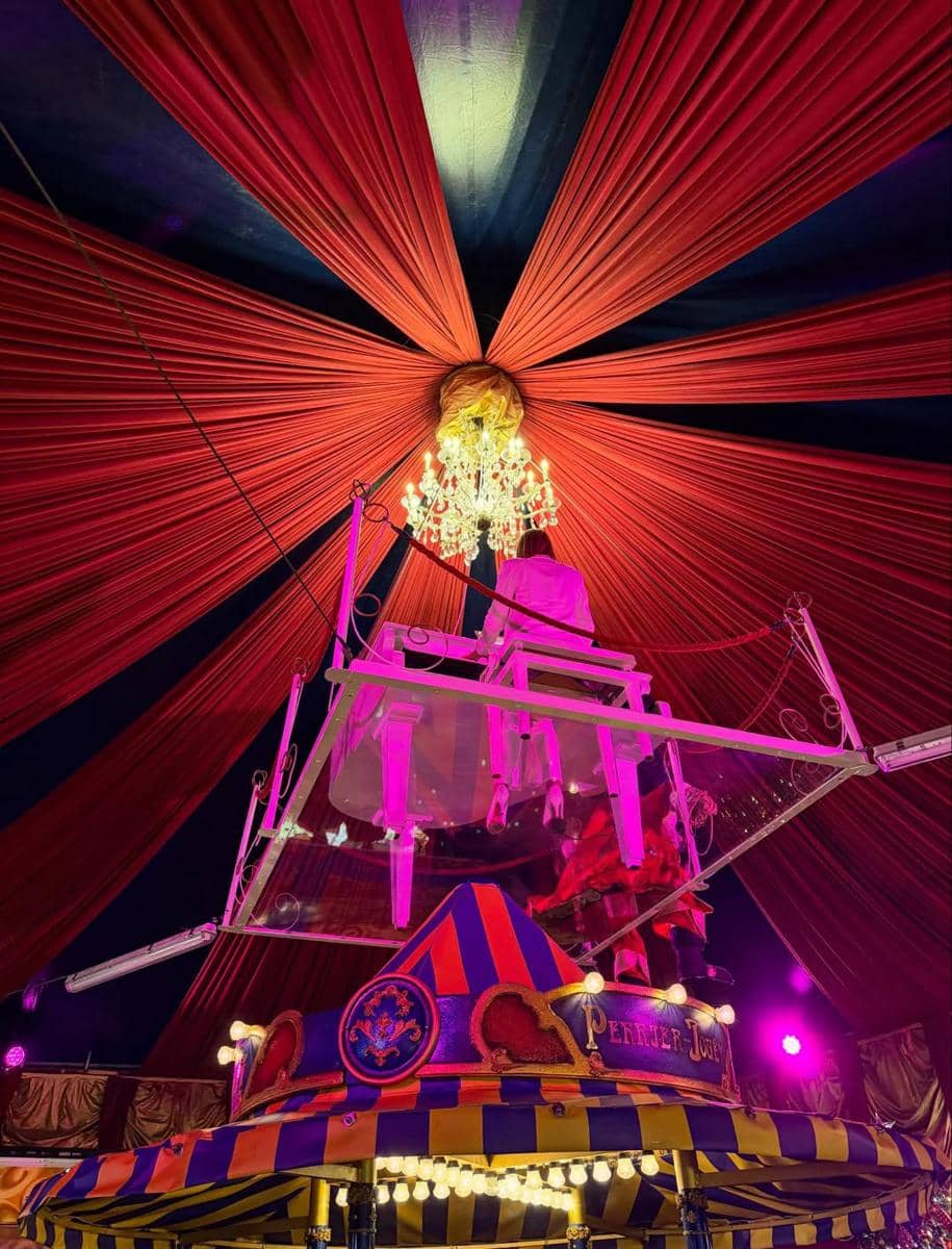 Shandy Aulia dan Claire nonton sirkus di Zurich.