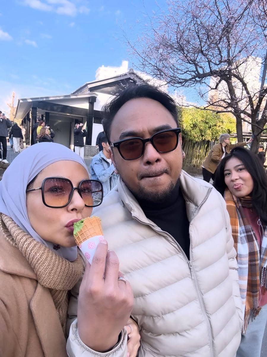 Keluarga Meisya Siregar jalan-jalan di Kuil Sensoji, Tokyo