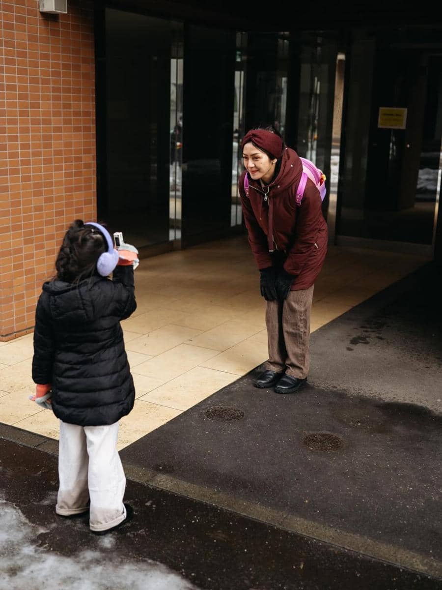 Surya Insomnia dan keluarga menikmati liburan di Sapporo.