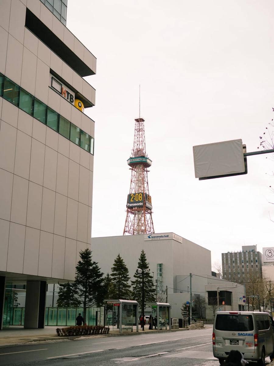 Surya Insomnia dan keluarga menikmati liburan di Sapporo.