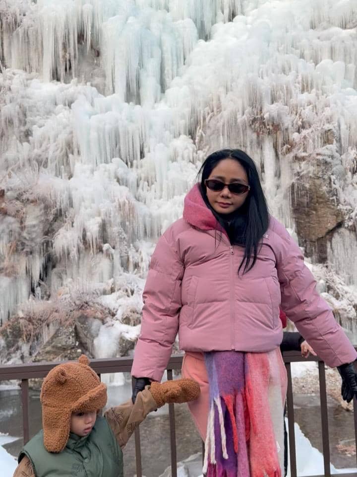 Denise Chariesta jalan-jalan di Eobi Ice Valley.